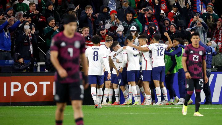 Selección de Estados Unidos festeja el gol de Christian Pulisic ante México en el TQL Stadium.