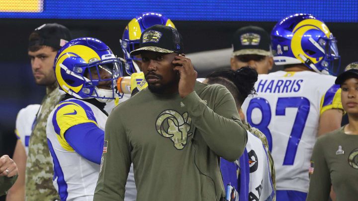 Von Miller en la banca de los Rams.