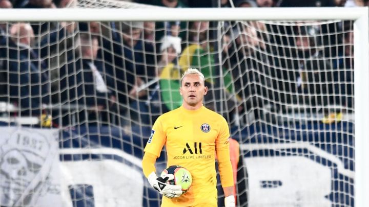 Keylor Navas se queda con el balón en partido de PSG visitando a Burdeos.