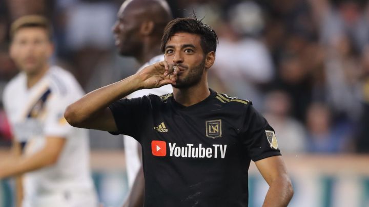 Carlos Vela celebra un gol con dedicatoria a la grada en partido de LAFC ante LA Galaxy.