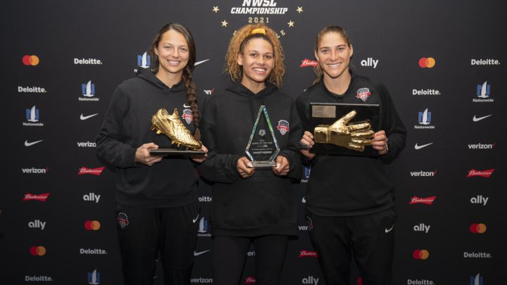 Ashley Hatch, Trinity Rodman y Aubrey Bledsoe muestran sus premios de la temporada 2021 de la NWSL.