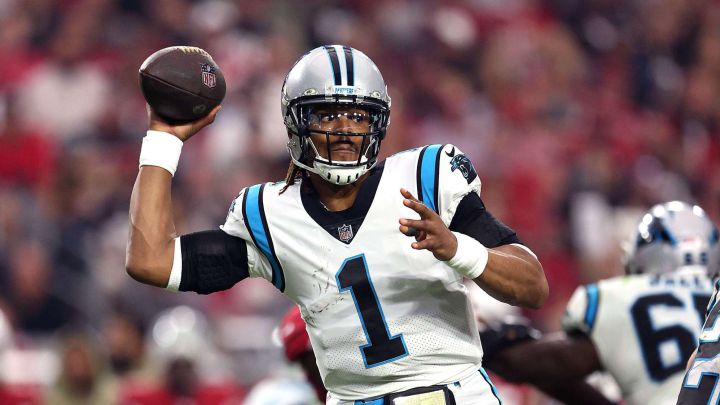 Cam Newton lanza el ovoide.