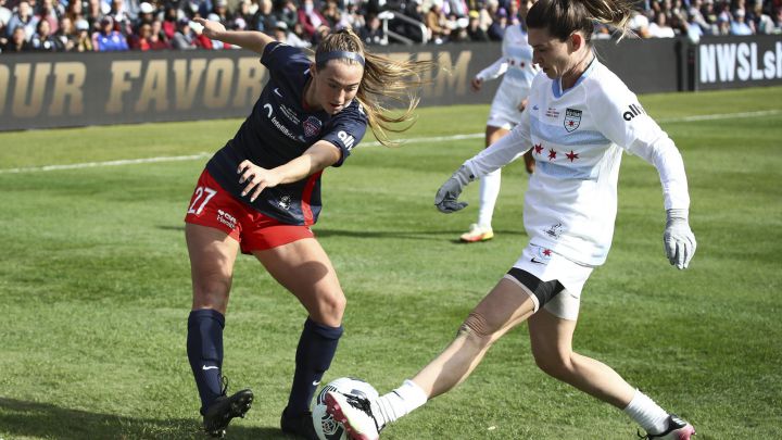 Tara McKeown busca centrar el balón ante la defensa de Arin Wright en la final de la NWSL entre Washington Spirit y Chicago Red Stars.