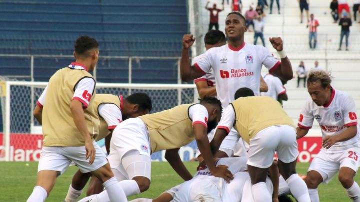 CD Olimpia celebra en el Estadio Nacional su pase a semifinales del Apertura 2021 ante Marathón..