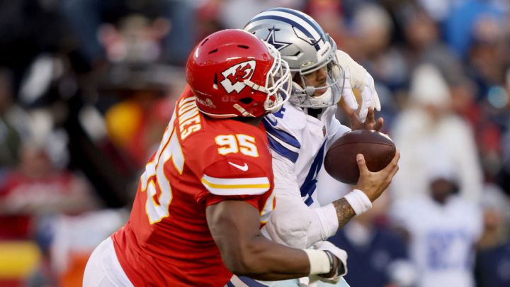 Chris Jones captura a Dak Prescott en el juego en Arrowhead.