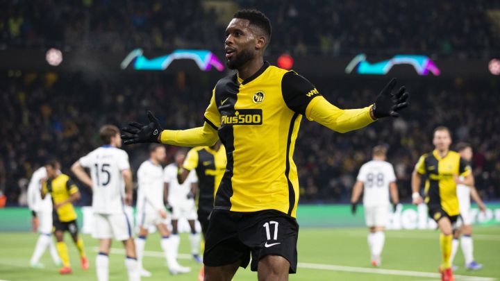 Jordan Siebatcheu celebra su gol con la grada en partido de Champions League de Young Boys ante Atalanta.