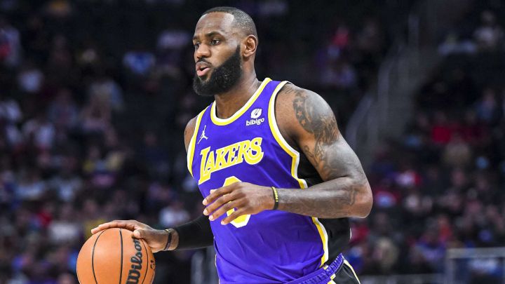 LeBron James dribla el balón.
