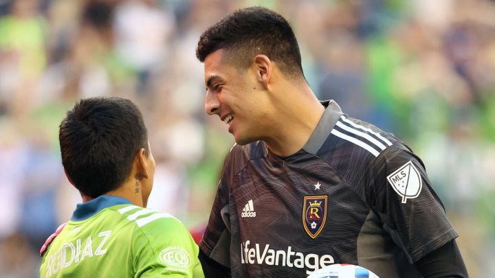 David Ochoa y Raúl Ruidíaz comentan jugada en partido de Real Salt Lake ante Seattle Sounders.