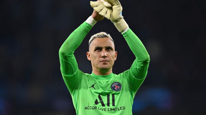 Keylor Navas aplaude a los seguidores tras su apoyo en duelo entre PSG y Manchester City en el Etihad Stadium.