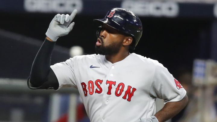 Jackie Bradley Jr. regresó a los Red Sox tras un año con los Brewers.