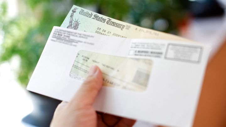 El próximo año, algunas familias podrán recibir otro cheque de estímulo de $1,400. Te explicamos cómo reclamarlo en tu declaración de impuestos de 2022.