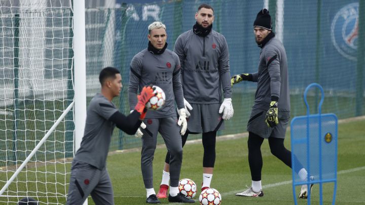 Keylor Navas con Gianluigi Donnarumma y Alexandre Letellier en entrenamiento del Paris Saint-Germain.