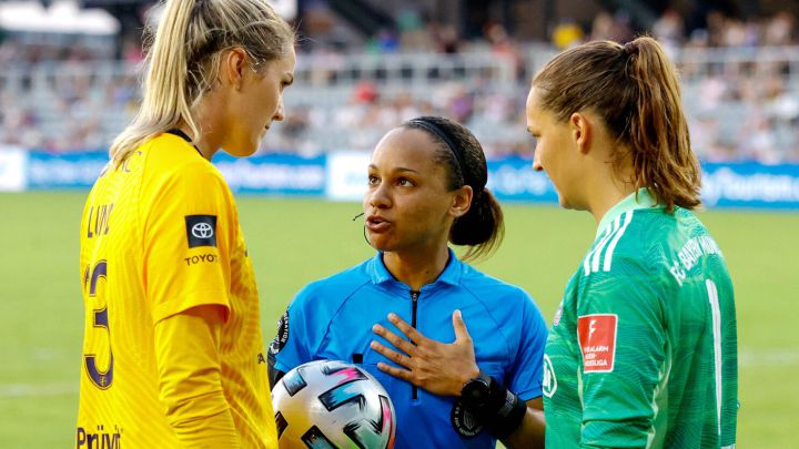 Natalie Simon, la primera mujer afroamericana con una insignia de la FIFA