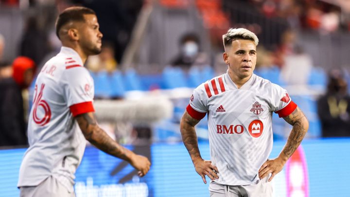 Yeferson Soteldo espera a cobro de tiro libre en partido de Toronto FC ante Atlanta United.