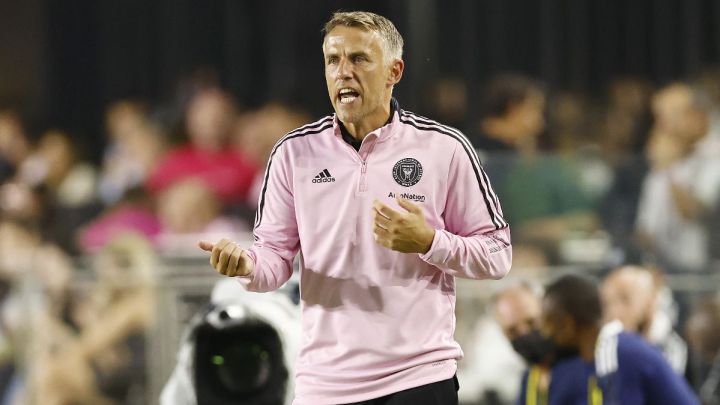 Phil Neville dirigiendo a Inter Miami CF.