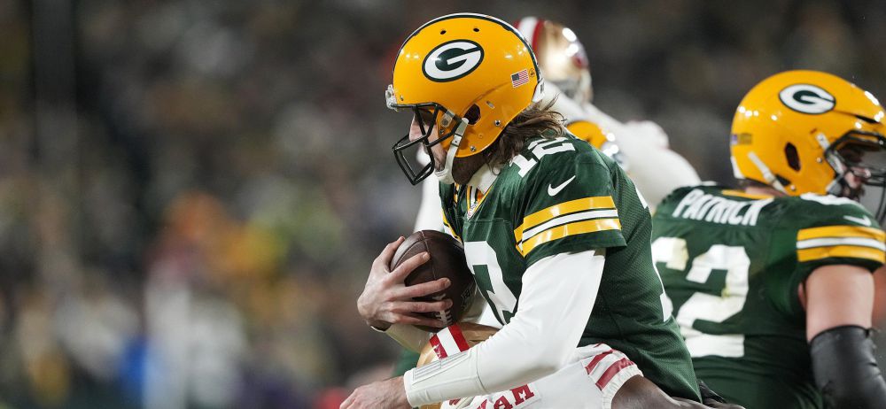 Aaron Rodgers es capturado por Samson Ebukam.