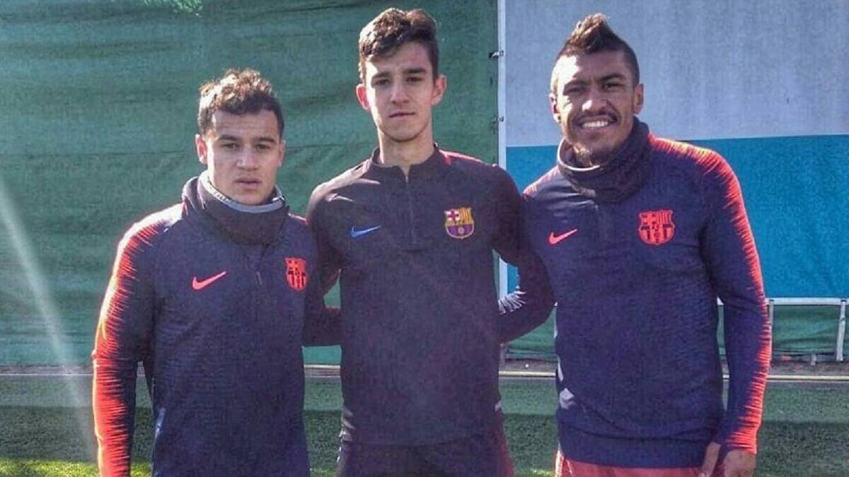 Alejandro Marqués posa junto a Coutinho y Paulinho durante un entrenamiento del Barcelona.