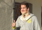 Manquillo recibió a AStv en casa con collarín y sonrisa