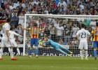 Un inspirado Alves frena al Madrid en la lucha por el título