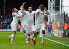 El Liverpool remonta con polémica en el último minuto