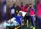 Falcao solidario comparte con los fans de Chelsea