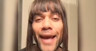 Alves imita con peluca a su novia tras caer en Champions