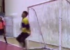 El portero que cambió los guantes por su cara: ¡Pelotazo!