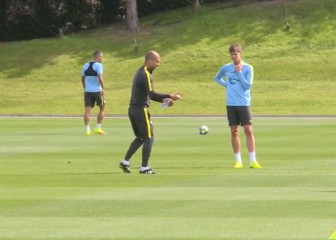 La cara de pasmo de Stones ante el primer sermón de Pep
