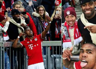 Douglas se marca un Totti: gol y 'selfie' con sus colegas