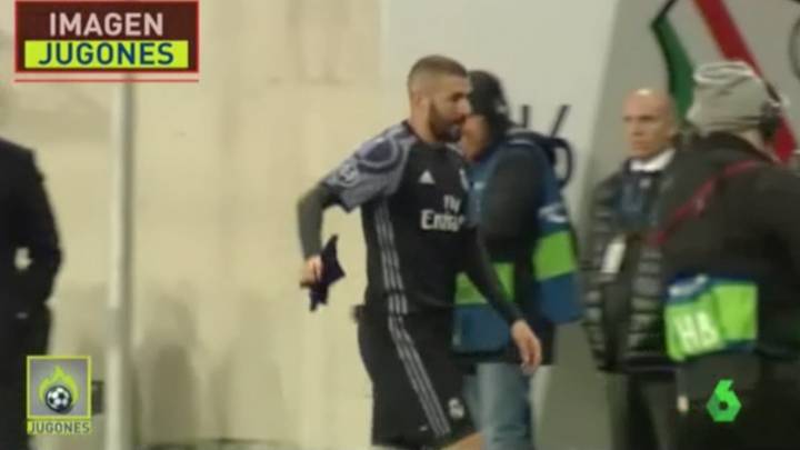 Molestia de Benzema por el cambio: tiró hasta los guantes