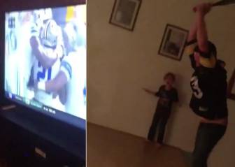 Locura absoluta: rompe la tv a batazos con sus hijos delante