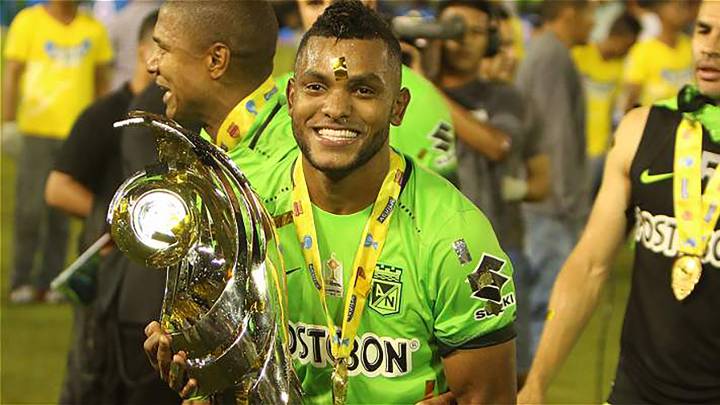 El momento en el que una mujer apuñala a un futbolista