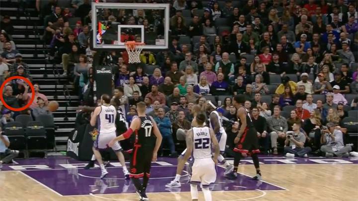 No al celular en la NBA: ¡te puede llegar un zapatillazo!