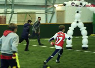 El peculiar 'partido' de Alexis con pequeños fans de Arsenal