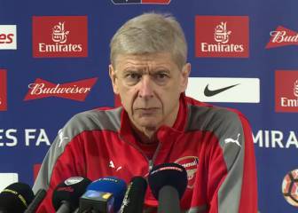 Wenger: Ozil's 'been in bed for two weeks'