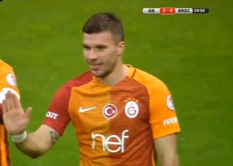 Podolski paraliza Turquía: ¡5 goles en 59 minutos!