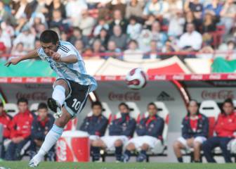 Las 2 genialidades de Riquelme en debut de Bielsa en la Roja