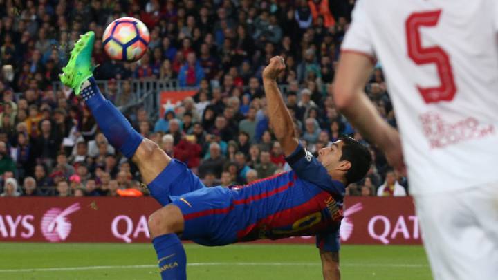 ¡Golazo de chilena de Luis Suárez ante el Sevilla!