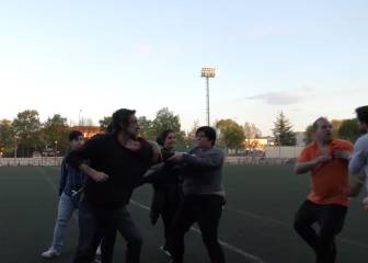 Un padre y una madre se pegan en otra pelea en el fútbol base