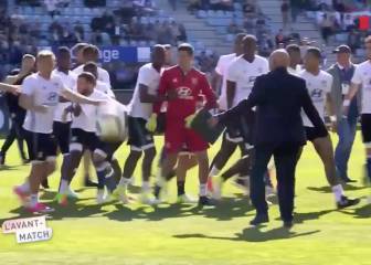 Los hinchas del Bastia atacan en la cancha al plantel del Lyon