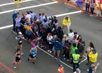 ¿Saben cómo se cruza un paso de cebra en la Maratón de Boston?