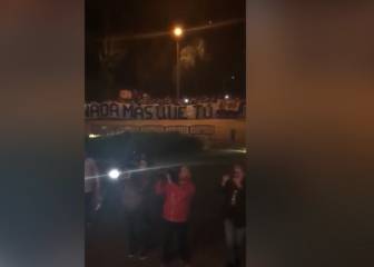 Atléti fans offer sensational support outside team hotel