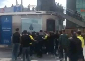 La agresión sin piedad a dos hinchas griegos en plena calle