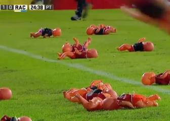 Hinchas de Rosario tiraron muñecos vestidos de Newells