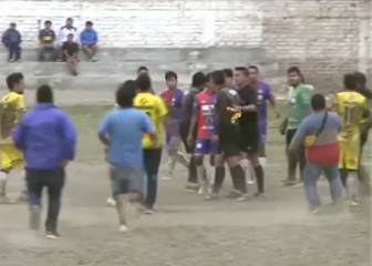 ¡Un árbitro patea a un jugador y se monta la mundial en Perú!