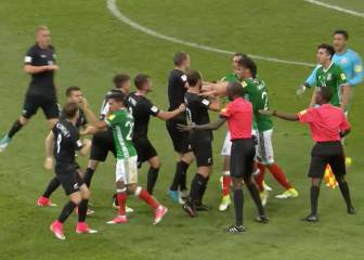 Patadas, puñetazos... Brutal pelea entre México y Nueva Zelanda