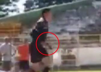¡De locos! ¡Un árbitro saca una pistola en mitad de un partido!