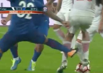 La insólita reacción de Tévez: patadón a un rival y solo amarilla