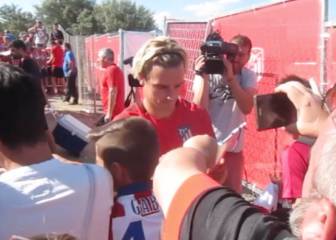 Fiesta para los fans rojiblancos: Griezmann y Torres firmaron