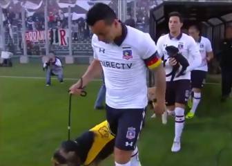Grande Colo Colo: ¡saltaron al campo acompañados de perros!